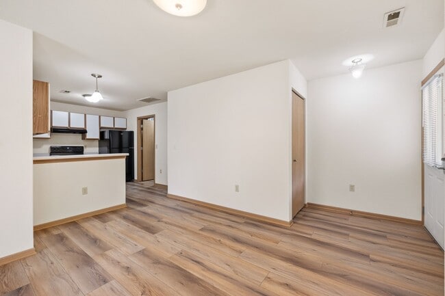 Building Photo - Condo Style Upper 2 bedroom 2 bathroom Apartment Available