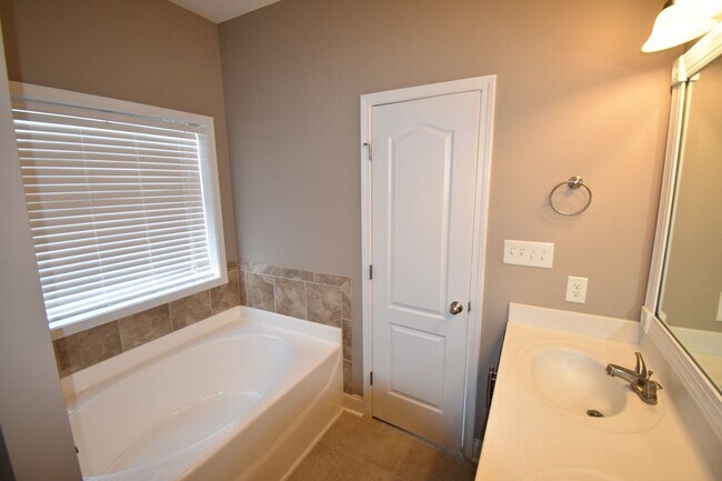 Building Photo - 4 Bedrooms and 2.5 Bath in Patriot Park Vi...