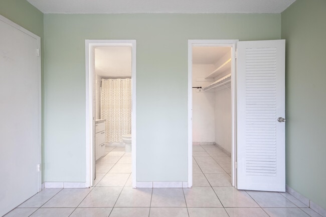 Building Photo - 2200 E Hallandale Beach Blvd