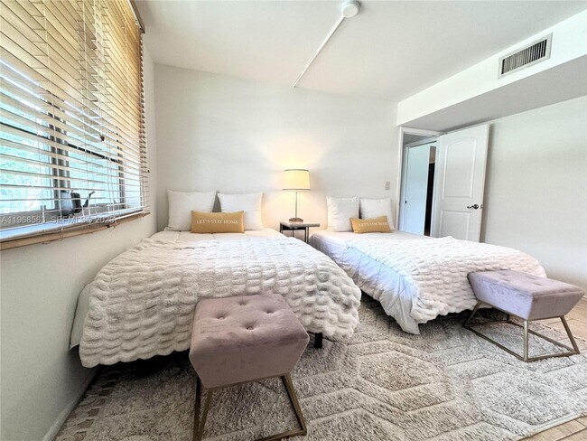 Building Photo - 901 W Cypress Ln