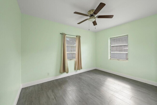 Building Photo - 135 E 28th St