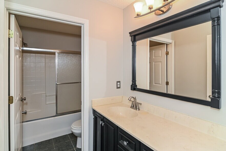 Building Photo - 1798 Chatham Village Dr