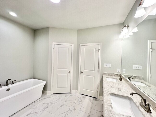 Building Photo - Available Now! Stunning 3 Bedroom 2 Bath i...