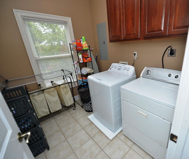 Building Photo - Walk to Naval Hospital! Beautiful Home, Gr...