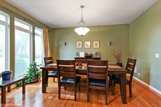 Building Photo - 800 Deroo Lp