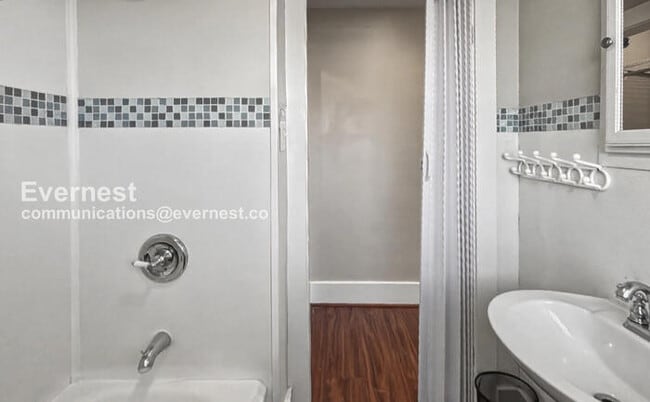 Building Photo - 203 W Lobit Ave