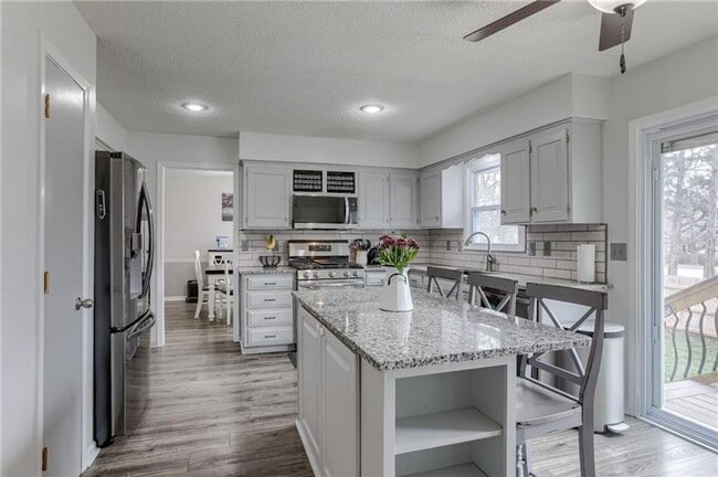 Building Photo - {8615} Remodeled w/ Updated Kitchen + New ...