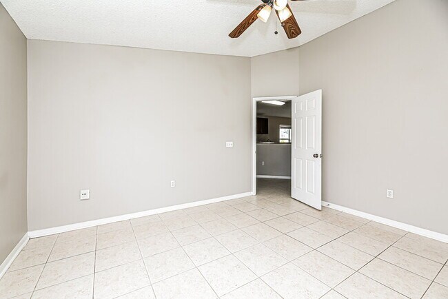 Building Photo - 12607 Reeding Ridge Dr N