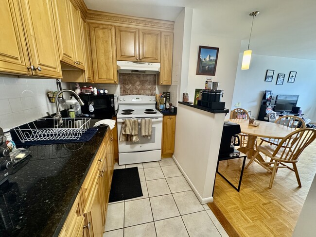 Building Photo - 2 Larose Pl