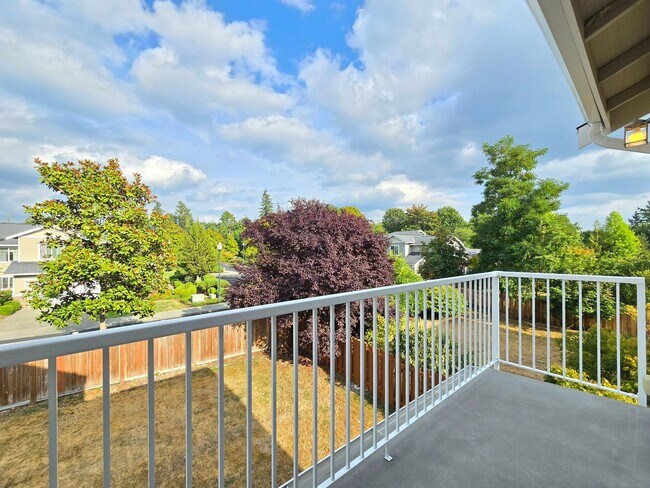 Building Photo - Charming Single Family 4 Bed/2.5 Bath Home...