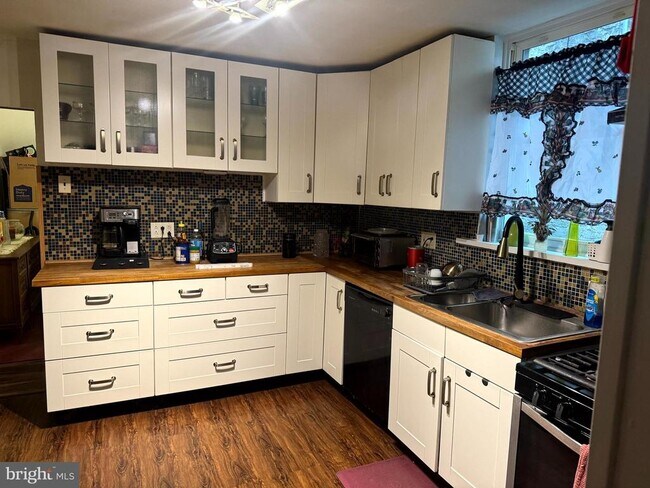 Building Photo - 5707 Lansdowne Ave