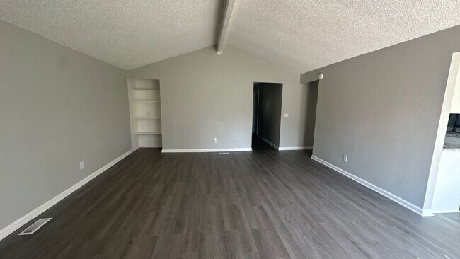 Building Photo - 104 Walnut Crest Dr