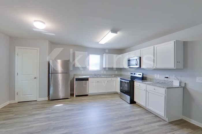 Building Photo - 10 Plymouth Ct