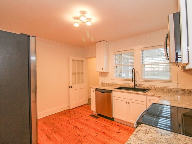 Building Photo - Downtown Athens! Walk to Athens State University! Lawn Care included!