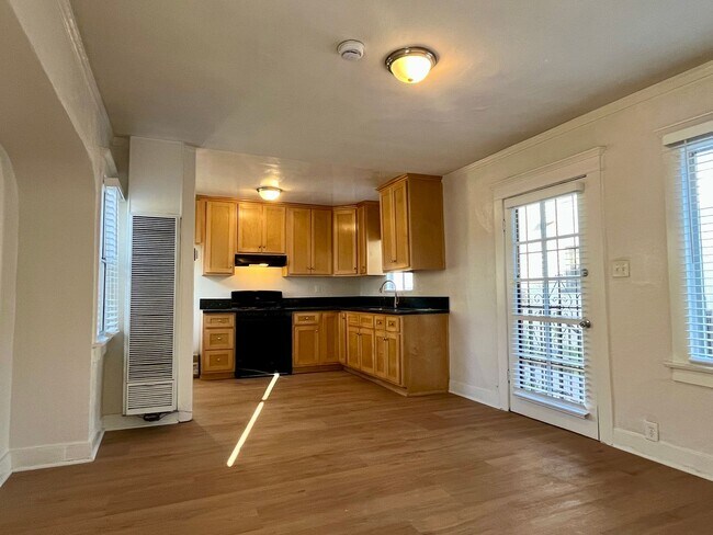 Building Photo - BELLA APARTMENTS: Beautiful 1 Bed - 1 Bath