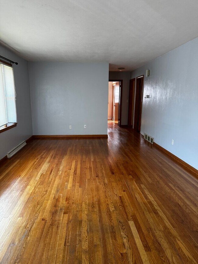 Building Photo - East Side 3 Bedroom Home!