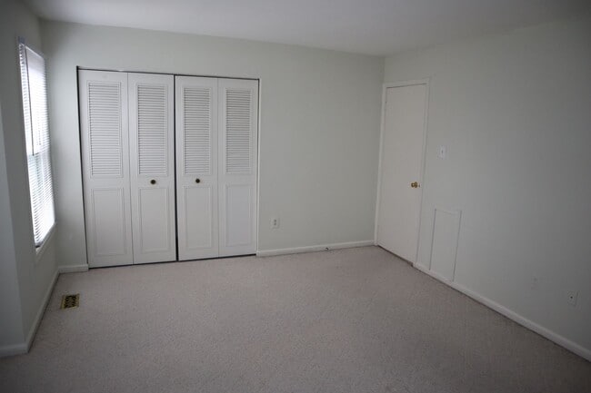 Building Photo - Fantastic 3 BR/2.5 BA Townhome minutes from Rio Lakefront. Ready Mid-May