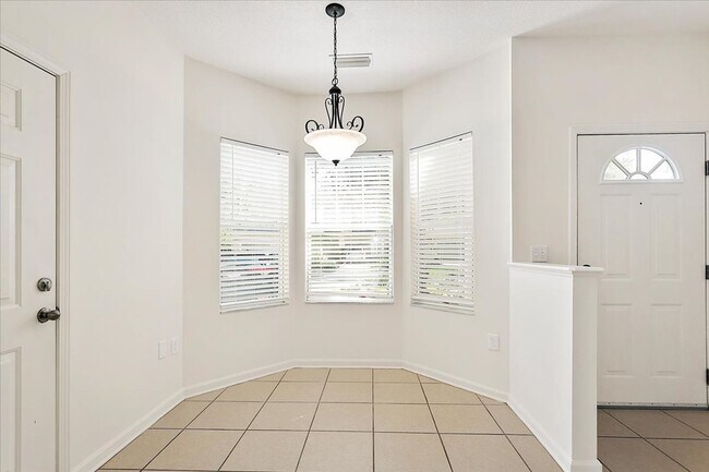 Building Photo - Large 2/2 in highly desirable The Cottages...