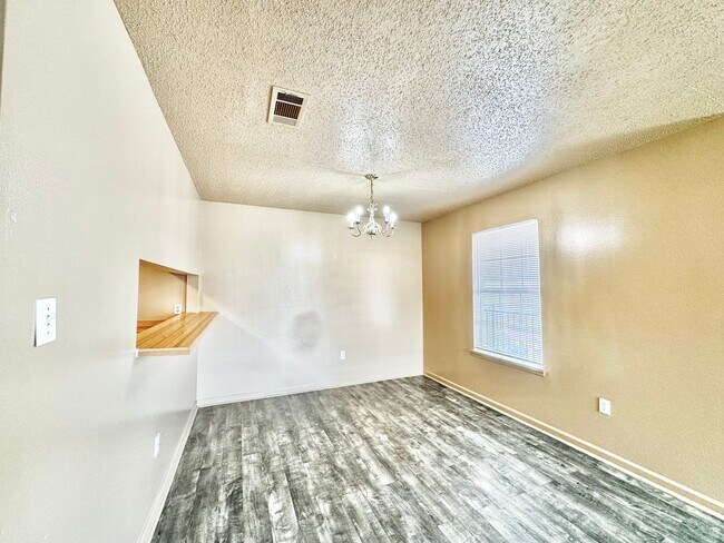 Building Photo - Three Bedroom Apartment with Spacious Dining and Living Area
