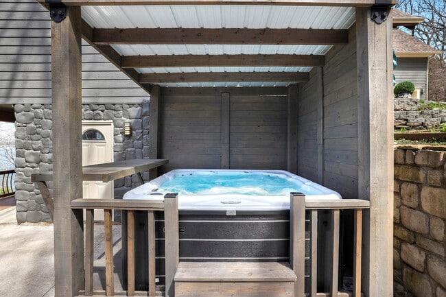 Building Photo - 211 Lakeshore Dr