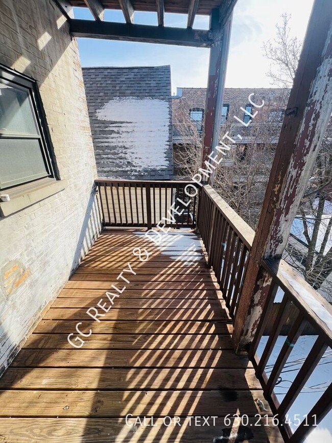 Building Photo - *** 2ND FLOOR UNIT / W&D ON SITE / OFFICE/...