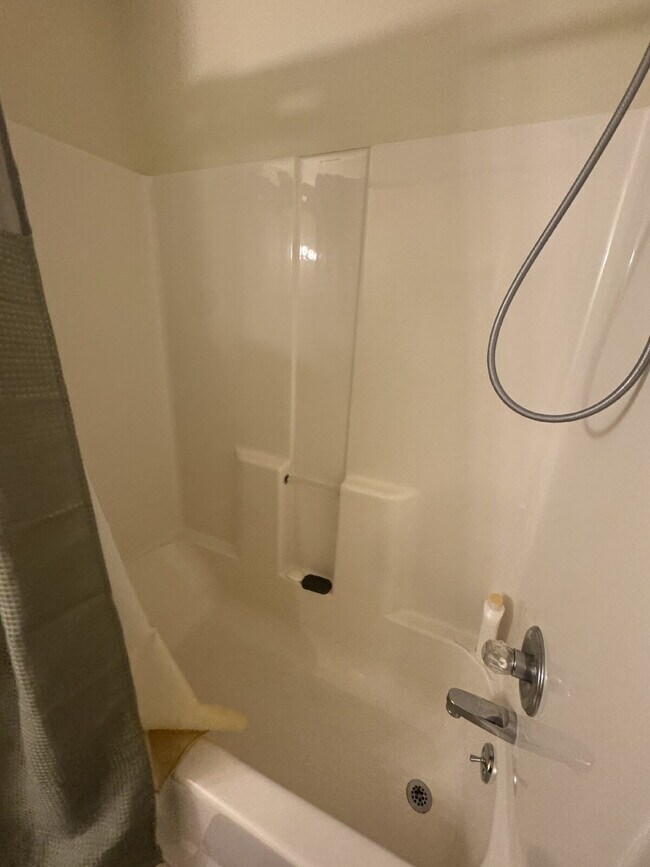 Building Photo - Fenton Fully-Furnished 2-Bedroom Apartment Available!