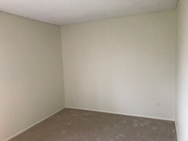 Building Photo - Charming and Conveniently Located Townhome...