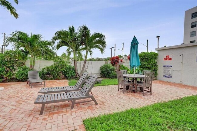 Building Photo - 200 S Birch Rd