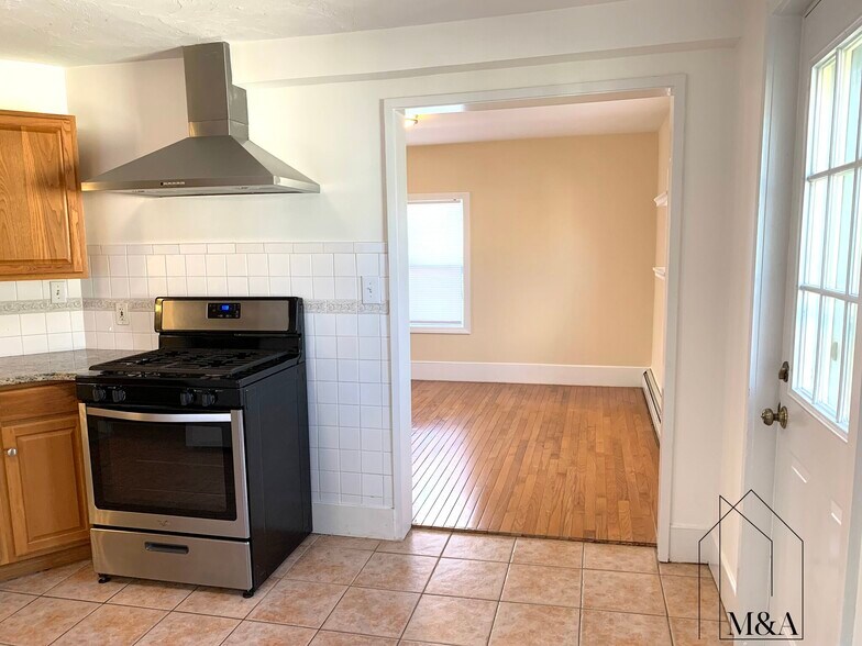 Building Photo - 186 Broadway