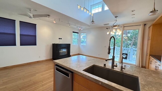 Building Photo - Stunning Townhome in the heart of Encinitas