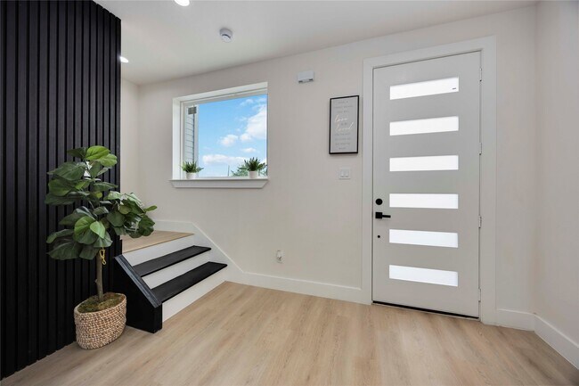 Building Photo - 2112 Des Chaumes St