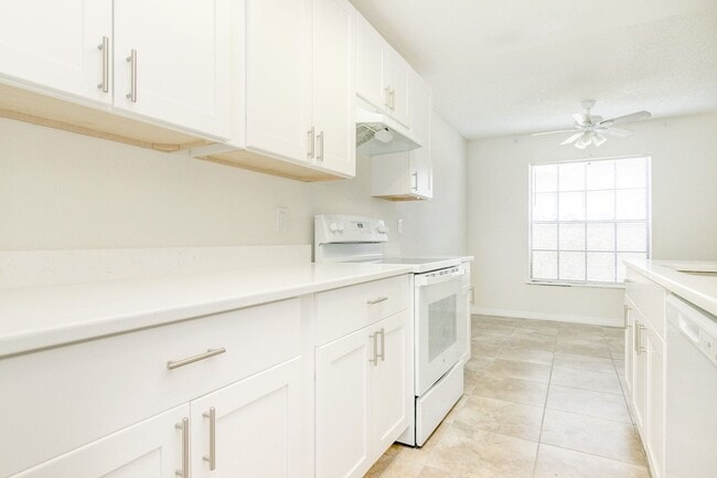Building Photo - Lovely 2BR/1.5BA Townhome for rent Near La...