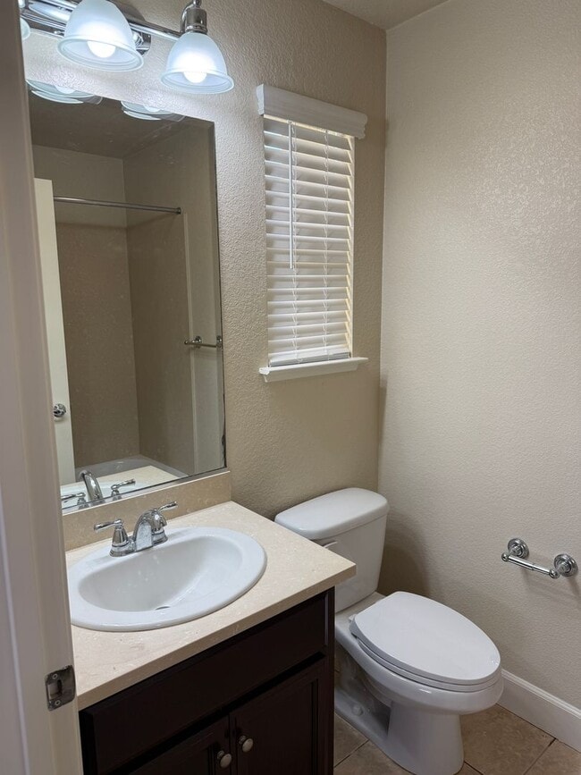 Building Photo - SPACIOUS 3 BEDROOM, 3.5 BATHROOM TOWNHOUSE IN AN EXCELLENT LOCATION. GARAGE. LAUNDRY. BALCONY. A ...