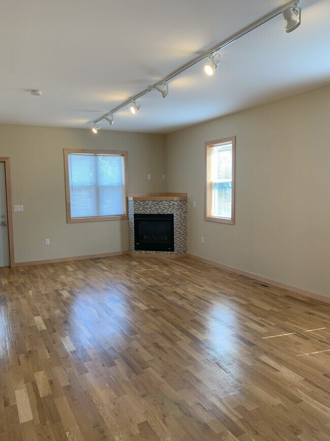Building Photo - Bayview 2-bedroom loft style house, hardwood floors, AC, parking, fireplace