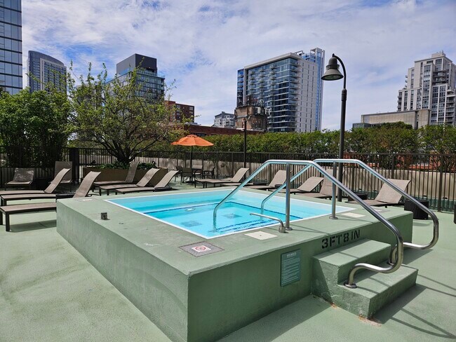 Building Photo - 400 N La Salle Dr