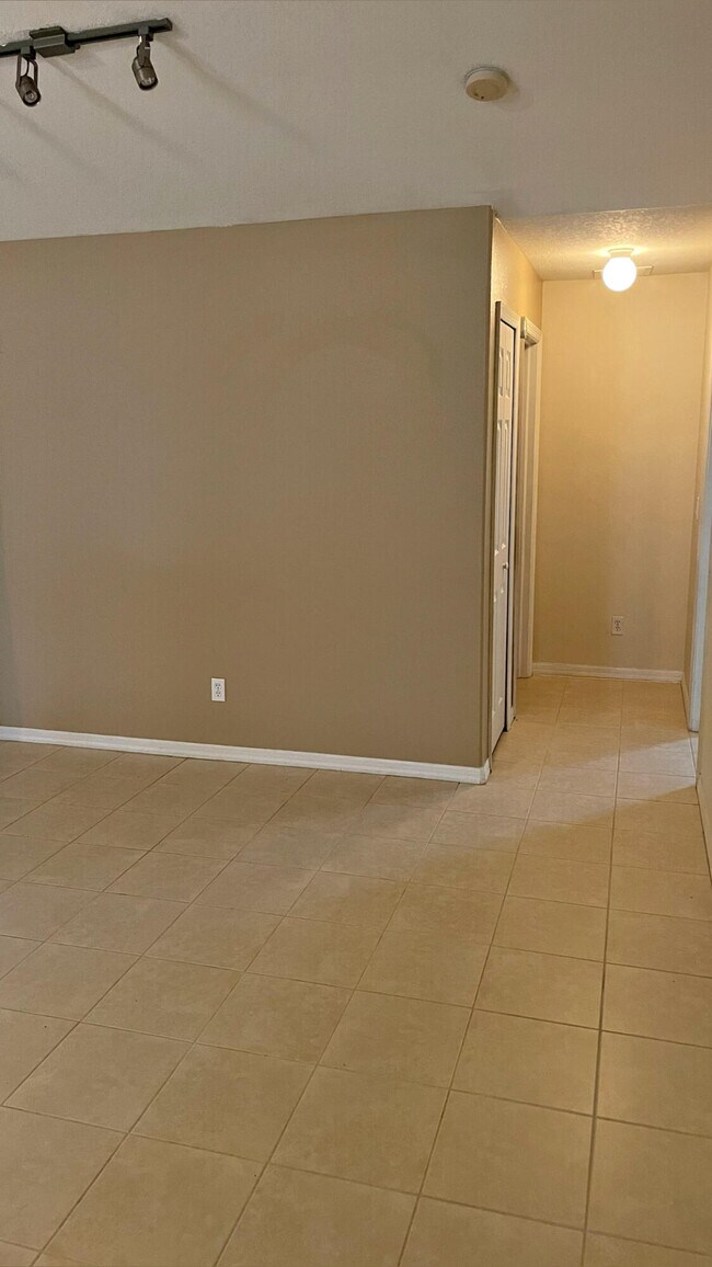 Building Photo - 1625 SW Levato Ave