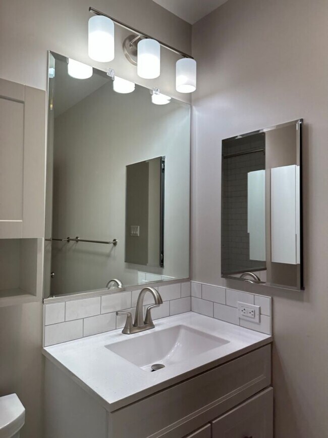 Building Photo - EPIC REA: 2 BR/1 BA Townhome w/ 1 Parking in Great Corte Madera