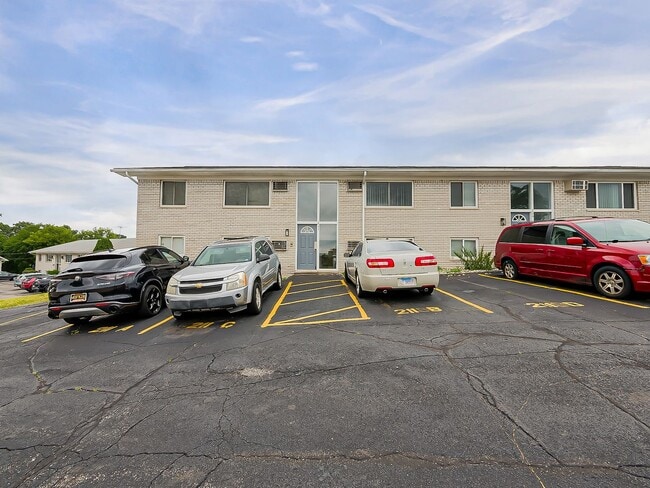 Building Photo - 211 Smt Rdg Dr