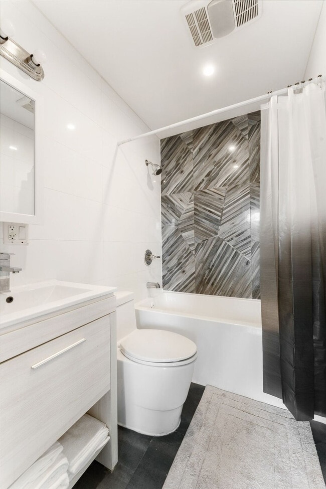 Building Photo - 716 Madison St