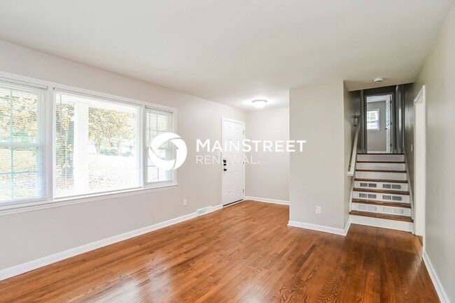 Building Photo - 4 Bedroom Pet-Friendly Home in Charlotte, NC with Main Street Renewal
