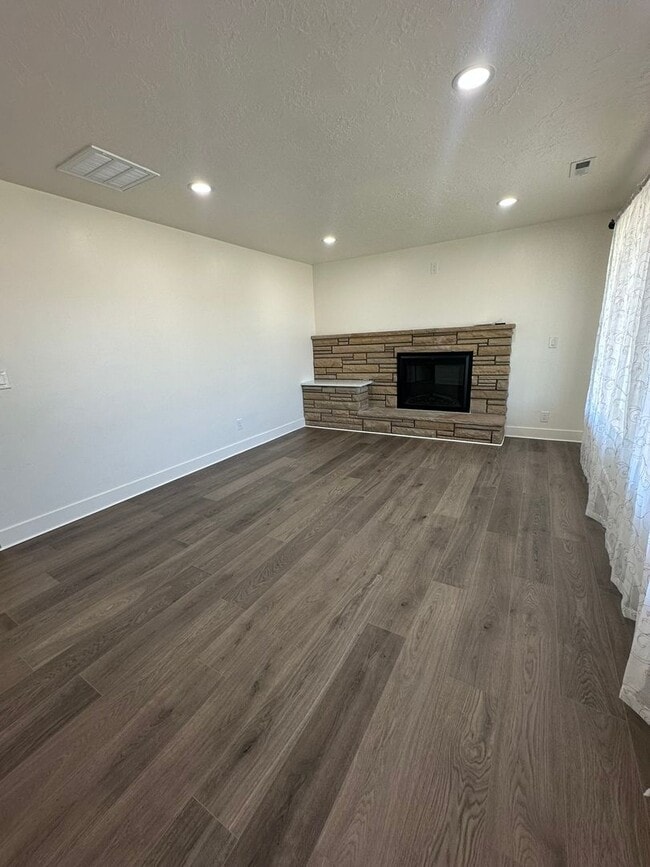 Building Photo - Modern 4-Bedroom South Ogden Home with 2 K...