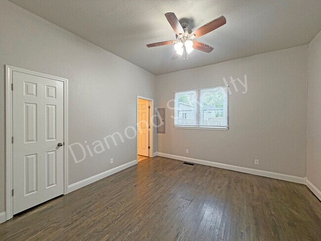 Building Photo - 916 N Pickwick Ave