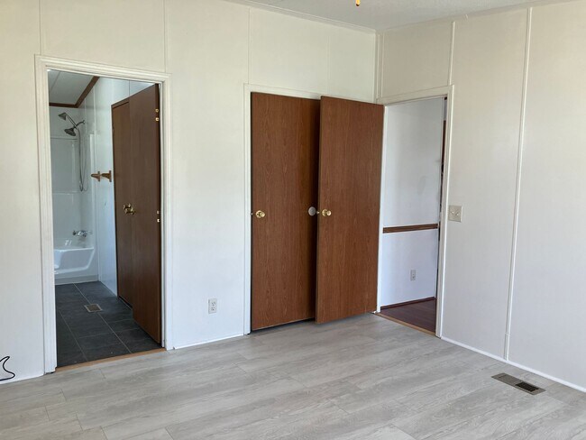 Building Photo - Three Bedroom Home in Hickory
