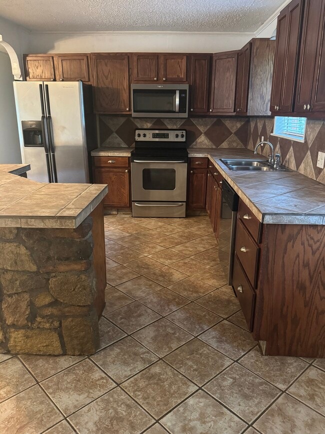 Building Photo - 2213 Robbins Dr