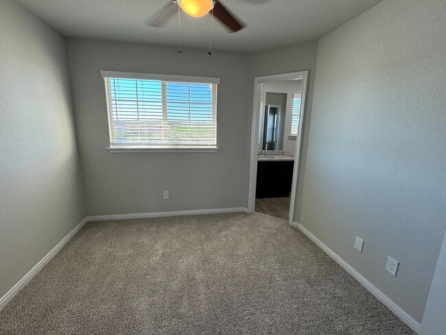 Building Photo - Luxury 3/2.5 2 Story Townhouse in NBTX