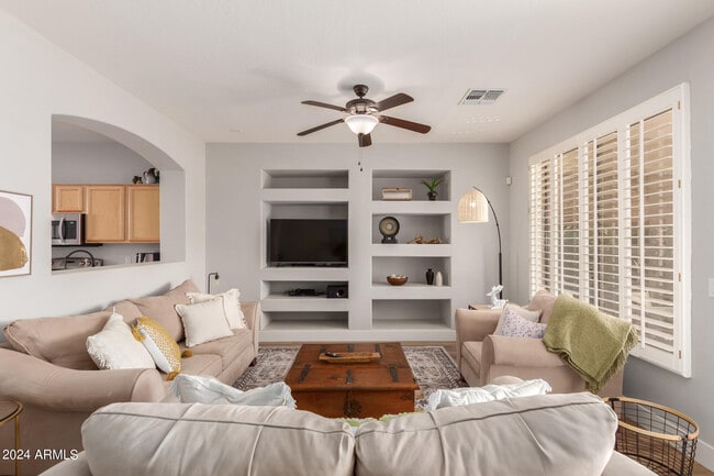 Building Photo - 3725 E Meadowview Dr