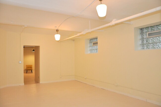 Building Photo - 2550 Pillsbury Ave