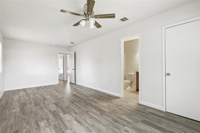 Building Photo - 1800 Cameo Dr
