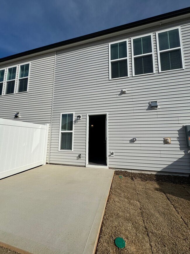 Building Photo - Stunning 3BR 2.5BA Townhome in Jamestown