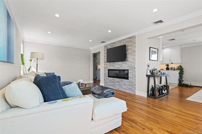 Building Photo - 175 Roosevelt Blvd